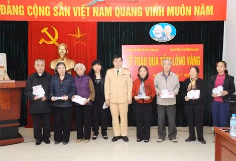 Thượng tá Nguyễn Ngọc Mẽ – Phó Trưởng phòng CSGT– CATP Hà Nội trao những suất quà tặng các cựu chiến binh, thanh niên xung phong.