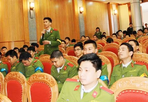 Sinh viên của Học viện CSND đặt câu hỏi cho các vị khách mời tham gia giao lưu.