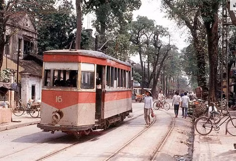 Trong ảnh của Hans Overlemans cách đây vài chục năm, Hà Nội vẫn còn hình ảnh với tàu điện chạy dưới bóng cây xanh.