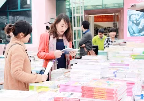 Đông đảo người yêu sách đã có mặt tại ngày đầu khai mạc hội sách.