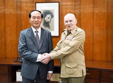 Bộ trưởng Trần Đại Quang và Bộ trưởng Abelardo Colome Ibrarra thăm Phòng lưu niệm Che Guevara.