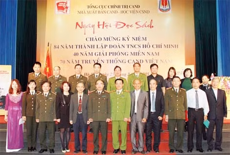 Các đại biểu tham gia ngày hội đọc sách chụp ảnh lưu niệm.
