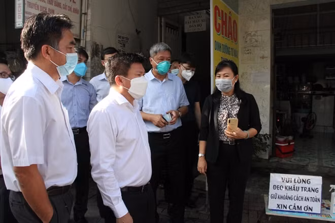Đoàn công tác kiểm tra phòng chống dịch tại Bình Dương.