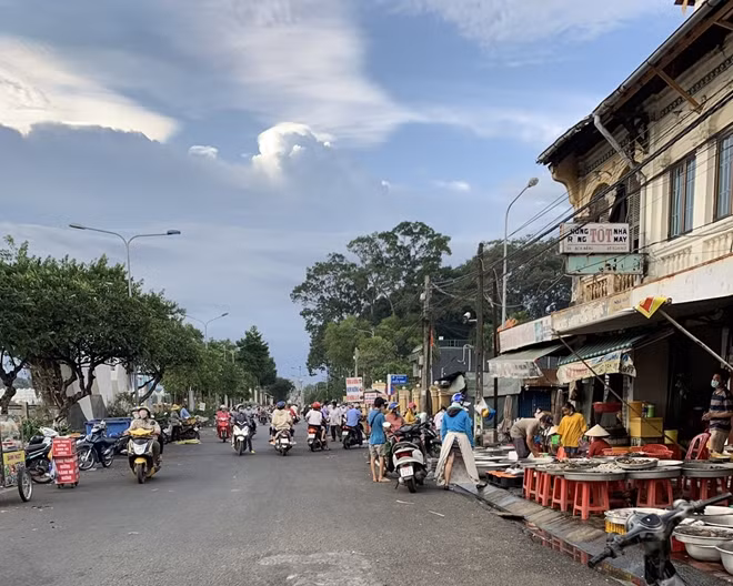 Một chợ tự phát ở TP Thủ Dầu Một.
