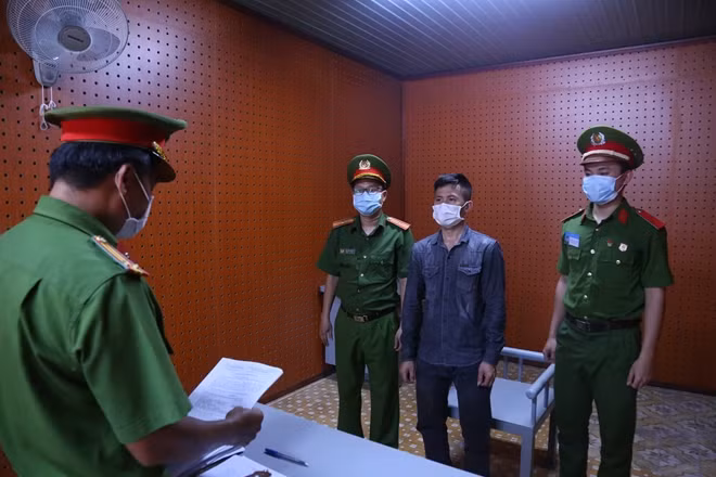 Cơ quan điều tra thi hành lệnh bắt Trần Văn Thủy.