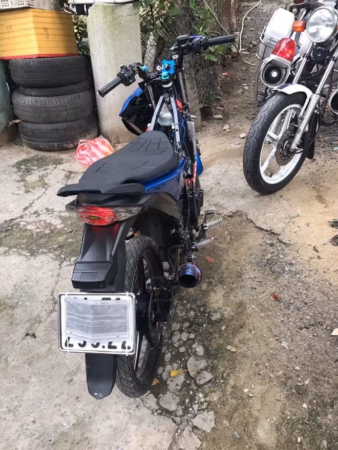 Nhiều đối tượng dùng khẩu trang che bảng số khi đua xe.