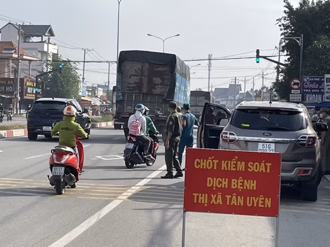 Chốt kiểm soát dịch bệnh ở thị xã Tân Uyên.