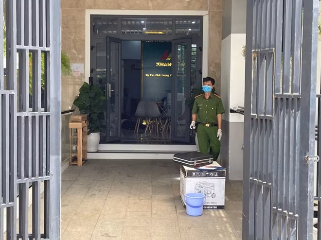 Phía trong trụ sở công ty nơi phát hiện 2 người chết.