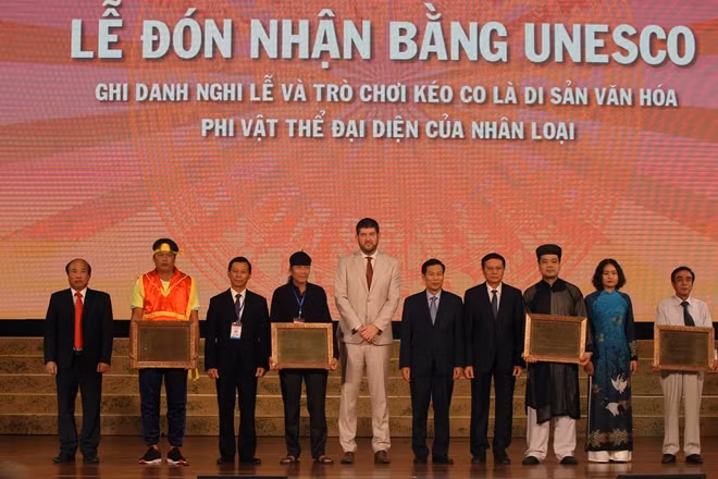 Trao tặng bằng ghi danh Nghi lễ trò chơi Kéo co được UNESCO công nhận là di sản văn hóa phi vật thể đại diện của nhân loại.