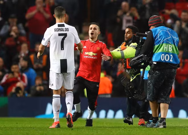 Cổ động viên cuồng nhiệt lao về phía Ronaldo.