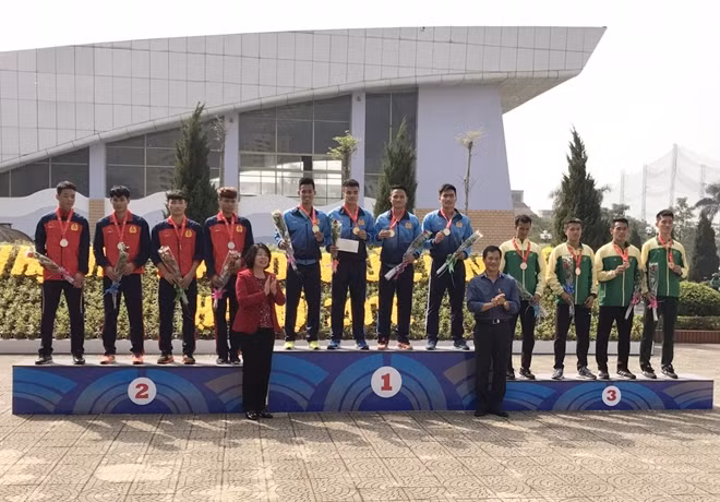 Ban tổ chức trao HCV nội dung 4x100m nam cho 4 VĐV của Đoàn Thể thao CAND.