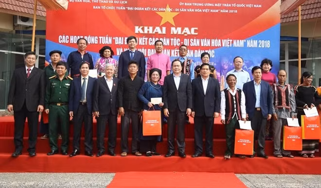 Đồng chí Trần Thanh Mẫn cùng các đại biểu trao quà cho đại diện các cộng đồng dân tộc.
