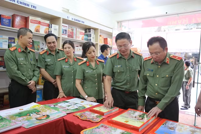 Thiếu tướng, Cục trưởng Mai Văn Hà cùng các đại biểu tham quan gian trưng bày lịch CAND Tết 2019.