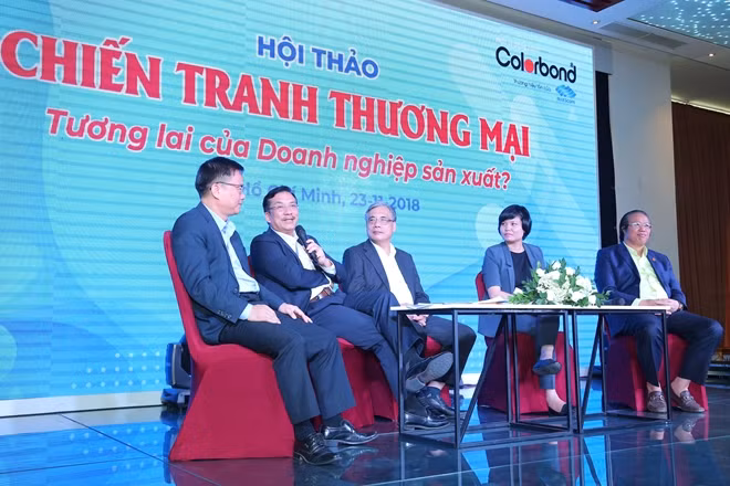 Các diễn giả chia sẻ về những tác động của DN Việt từ chiến tranh thương mại Hoa Kỳ- Trung Quốc.