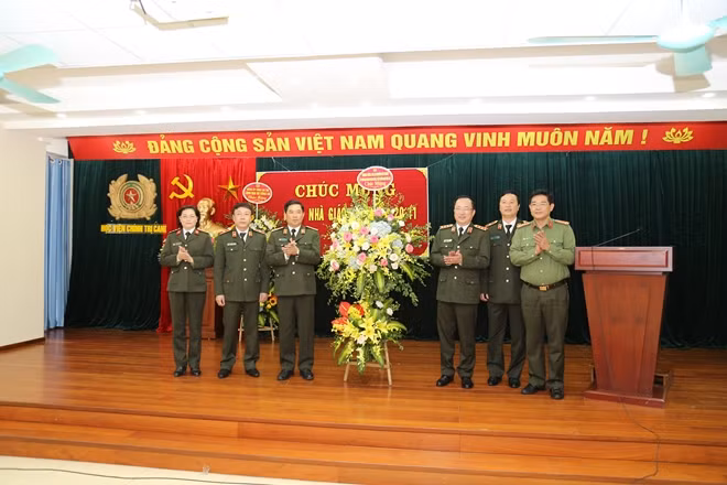 Thứ trưởng Nguyễn Văn Thành chúc mừng ngày Nhà giáo Việt Nam 20-11 tại Học viện Chính trị CAND.