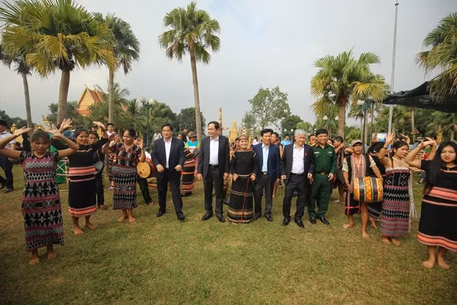 Đồng chí Trần Thanh Mẫn cùng các đại biểu đến thăm hỏi, giao lưu cùng đồng bào các dân tộc.