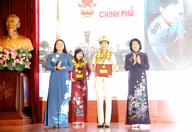Quyền Chủ tịch nước Đặng Thị Ngọc Thịnh trao giải thưởng cho Thượng tá Trịnh Thị Hà, Phó Trưởng phòng, Cục Cảnh sát điều tra tội phạm về tham nhũng, kinh tế, buôn lậu - Bộ Công an.