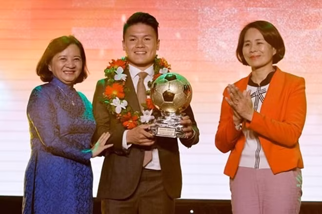 Quang Hải vinh dự nhận giải thưởng danh giá Quả bóng vàng Việt Nam năm 2018 (ảnh: SGGP).