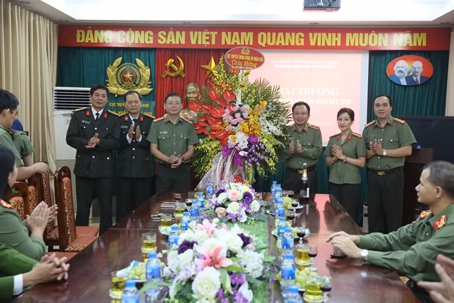 Thiếu tướng, Cục trưởng Mai Văn Hà đã tặng hoa chúc mừng NXB CAND.