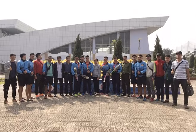 Lãnh đạo, HLV, VĐV chúc mừng tấm HCV nội dung 4x100m nam của Đoàn Thể thao CAND.
