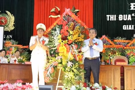Đại biểu tặng hoa Đại hội.