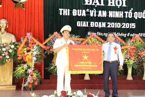Đại tá Đỗ Đình Hào, Giám đốc Công an tỉnh nhận Cờ thi đua của UBND tỉnh Hưng Yên.