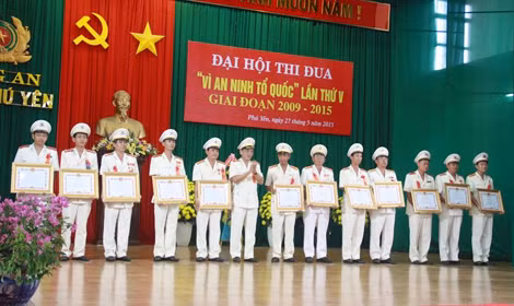 Trao bằng khen của Bộ Công an cho các tập thể, cá nhân có thành tích xuất sắc trong phong trào thi đua “Vì an ninh Tổ quốc” 6 năm (2009-2015)