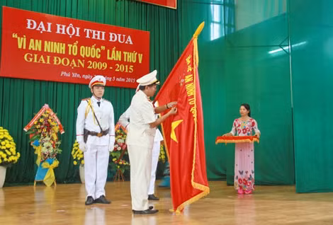 Thừa ủy nhiệm Chủ tịch nước, Thiếu tướng Nguyễn Bá Nhiên – Giám đốc Công an tỉnh Phú Yên trao Huân chương chiến công hạng ba cho tập thể Công an huyện Tây Hòa.