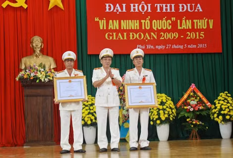 Hai cán bộ Công an huyện Tây Hòa được Thủ tướng Chính phủ tặng bằng khen.