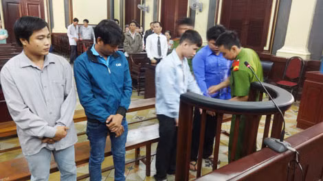 Bốn bị cáo trước giờ tuyên án .