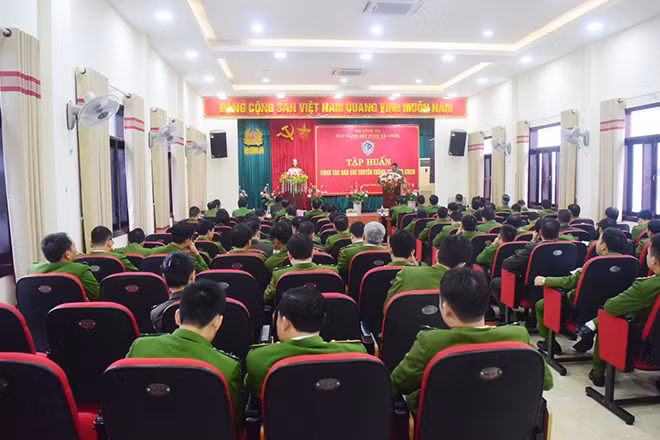 Khai giảng lớp tập huấn. Khai giảng lớp tập huấn.