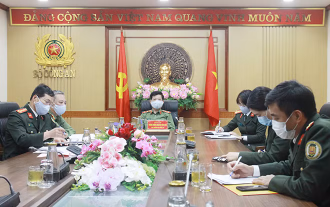 Thứ trưởng Nguyễn Văn Sơn và các thành viên BCĐ phòng chống dịch COVID -19 Bộ Công an tại điểm cầu Bộ Công an.