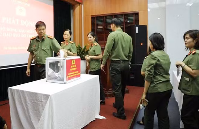 Cán bộ, chiến sĩ Cục Đối ngoại ủng hộ đồng bào miền Trung tại Lễ phát động của Cục Đối ngoại.