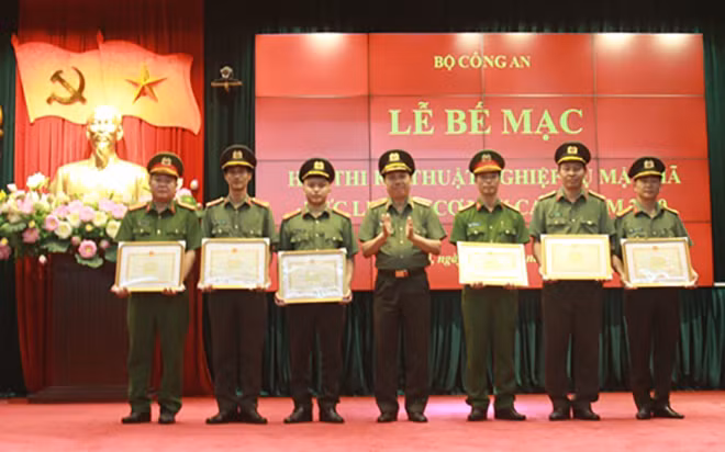 Thừa ủy quyền của Bộ trưởng Bộ Công an, Thiếu tướng Nguyễn Thế Bình trao Bằng khen của Bộ Công an cho 6 tập thể xuất sắc nhất hội thi.