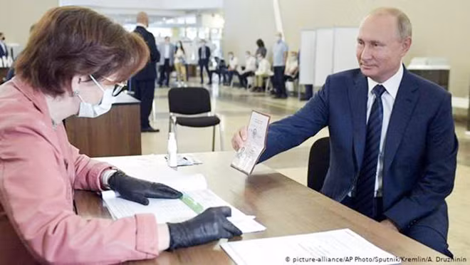 Ông Putin tham gia bỏ phiếu trưng cầu dân ý sửa đổi Hiến pháp ngày 25-6-2020.