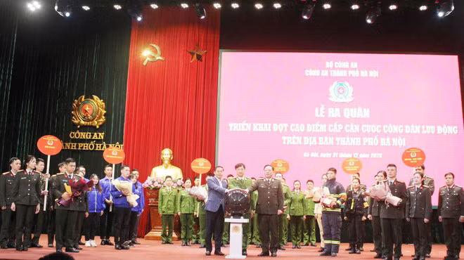 Thứ trưởng Nguyễn Duy Ngọc và ông Lê Hồng Sơn và Thiếu tướng Nguyễn Hải Trung nhấn nút khởi động quả cầu điện tử đếm ngược phát động lễ ra quân.