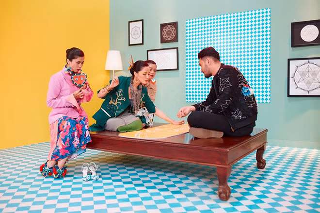 Ca sỹ Bích Phương đưa trò chơi dân gian "Ô ăn quan" vào MV "Bùa yêu".