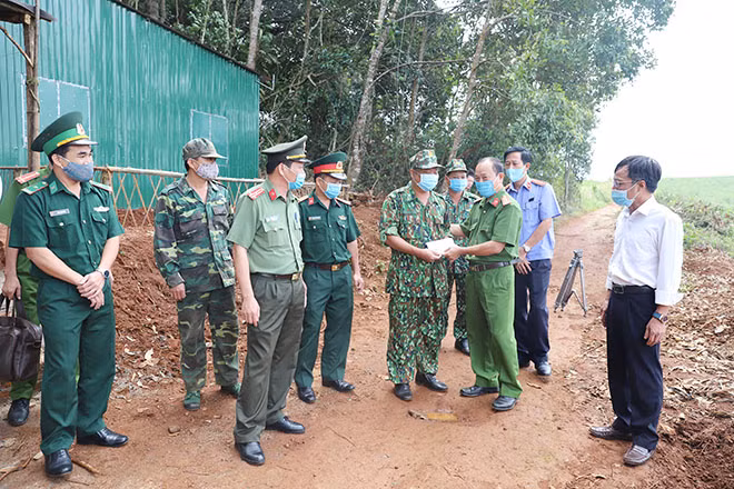 Đoàn công tác của Khối thi đua số 9 của UBND tỉnh Đắk Nông tặng quà cho các lực lượng làm nhiệm vụ nơi tuyến đầu.