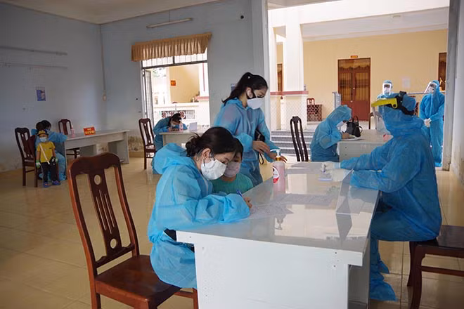 Công dân làm thủ tục trước khi tiếp nhận. Công dân làm thủ tục trước khi tiếp nhận.