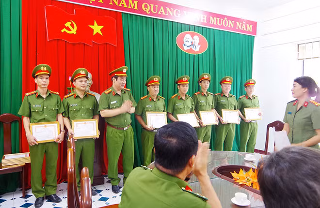 Đại tá Đặng Văn Mạnh, Phó Giám đốc Công an tỉnh Khánh Hoà trao giấy khen của Giám đốc Công an tỉnh cho các cá nhân có thành tích xuất sắc trong công tác điều tra phá án và truy bắt tội phạm