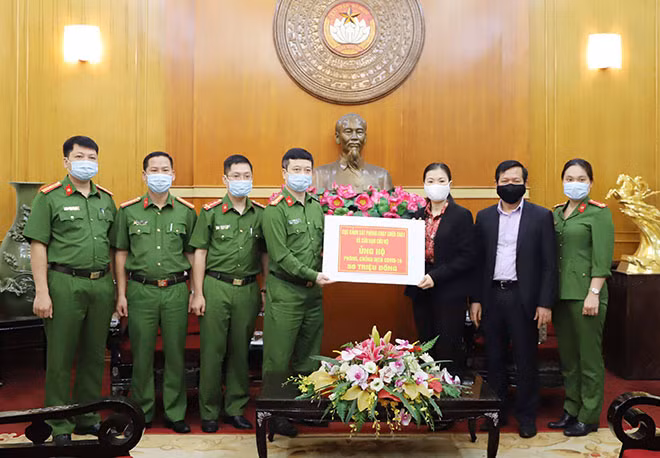 Phó Chủ tịch UBTƯ MTTQ Việt Nam Trương Thị Ngọc Ánh tiếp nhận ủng hộ từ Cục Cảnh sát PCCC & cứu nạn, cứu hộ.