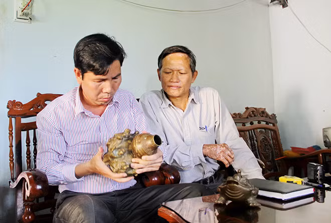 Giám đốc Bảo tàng tỉnh Phú Yên kiểm tra, thu thập thông tin bộ “cổ vật” tại nhà ông Lê Văn Bay. Giám đốc Bảo tàng tỉnh Phú Yên kiểm tra, thu thập thông tin bộ “cổ vật” tại nhà ông Lê Văn Bay.