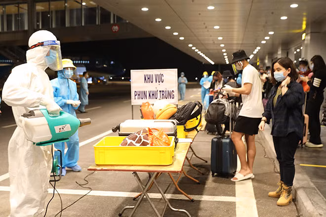 Toàn bộ người và hành lý được khử khuẩn khi xuống sân bay Vân Đồn.