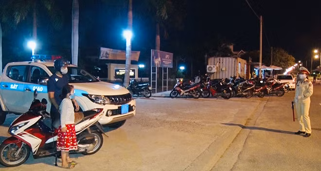 Mỗi lần hai bố con đến thăm, Đại uý Thuận cũng chỉ đứng từ xa trò chuyện, muốn chạy lại ôm con nhưng đành kìm lại vì sợ dịch bệnh.