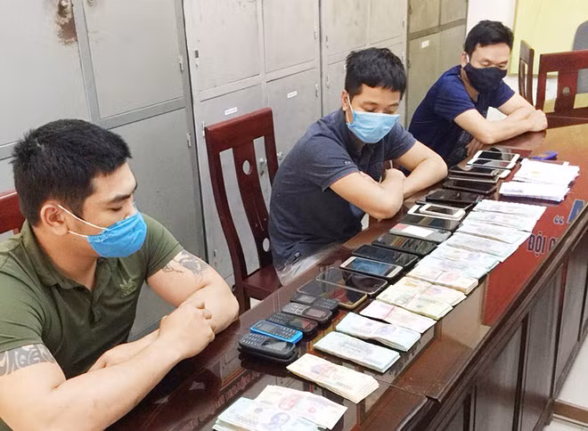 Ba trong số 26 đối tượng bị khởi tố về tội “tổ chức đánh bạc” và “đánh bạc” cùng tang vật. Ba trong số 26 đối tượng bị khởi tố về tội “tổ chức đánh bạc” và “đánh bạc” cùng tang vật.