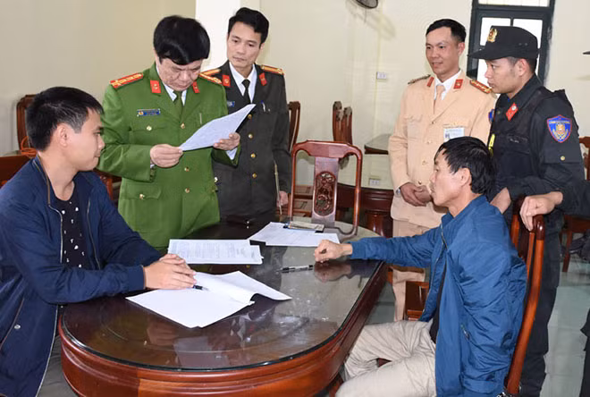 Đại tá Khương Duy Oanh, Phó Giám đốc Công an tỉnh trực tiếp chỉ đạo điều tra làm rõ vụ án. Đại tá Khương Duy Oanh, Phó Giám đốc Công an tỉnh trực tiếp chỉ đạo điều tra làm rõ vụ án.