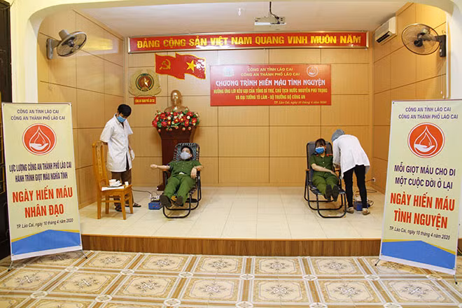 Đồng chí Thượng tá Đỗ Tuấn Sơn - trưởng Công an TP Lao Cai tham gia hiến máu tình nguyện.