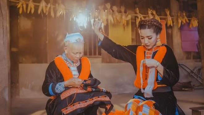 Ca sĩ Bích Phương hóa thân thành cô gái vùng cao Tây Bắc trong MV "Nói thương nhau thì đừng làm trái tim em đau". Ca sĩ Bích Phương hóa thân thành cô gái vùng cao Tây Bắc trong MV "Nói thương nhau thì đừng làm trái tim em đau".