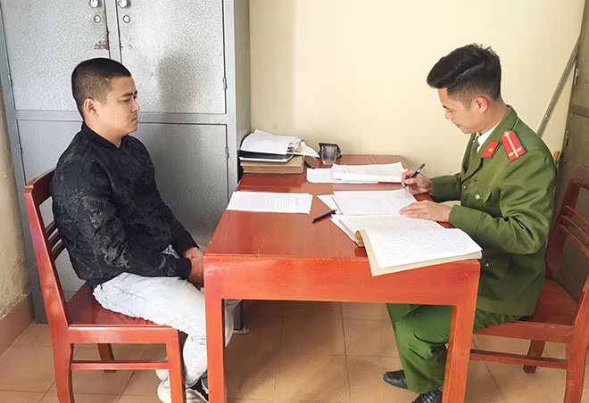 Công an huyện Định Hóa ghi lời khai của Bùi Văn Nam.