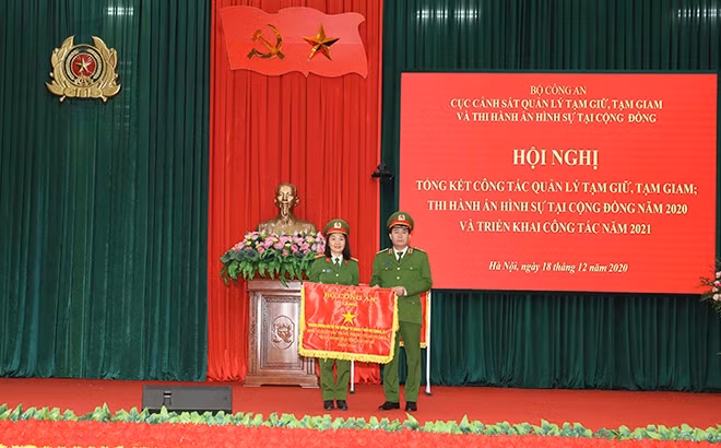 Thứ trưởng Lê Quốc Hùng trao Cờ Thi đua của Bộ Công an tặng đơn vị có thành tích xuất sắc.